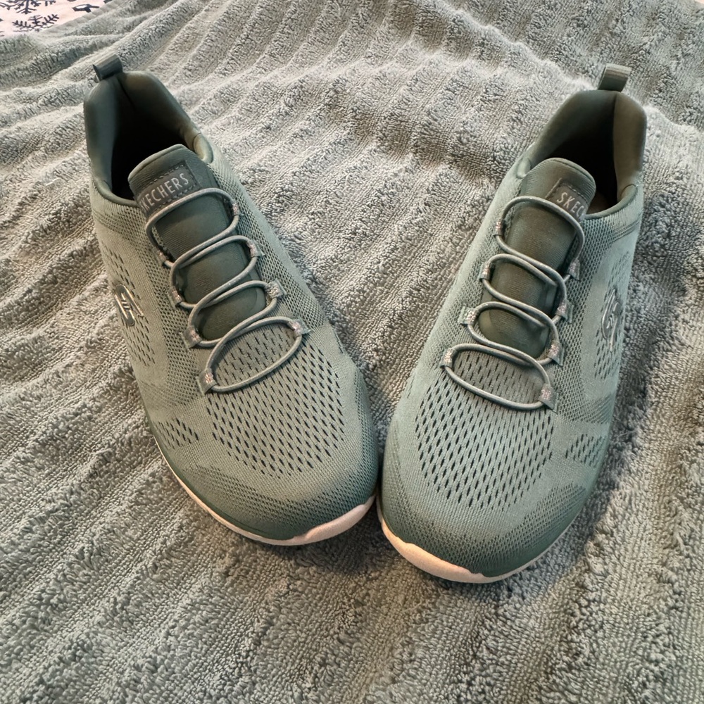 Sketchers Women’s Olive Green Sneakers